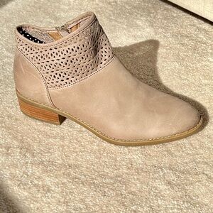 Comfortiva “Like New” Cailean Leather Booties